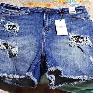 NWT Judy Blue daisy pocket jean shorts size xl